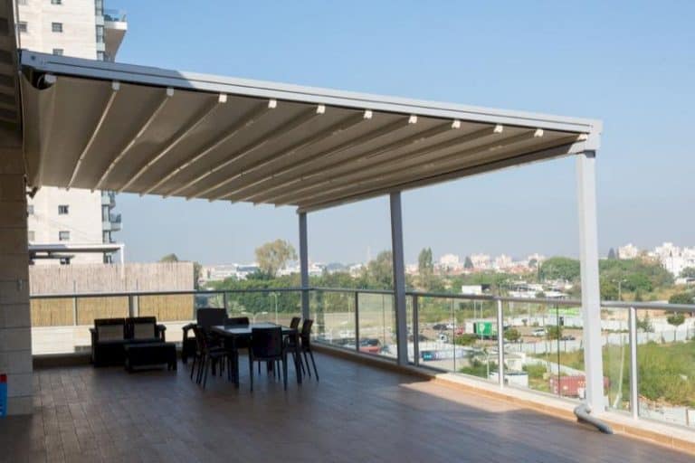 פרגולה חשמלית,מרפסת גג,סוכך נפתח,פינת ישיבה חיצונית